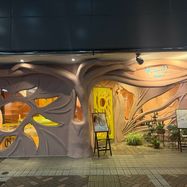 【ケイウノ ブライダル(K.UNO BRIDAL)の口コミ】 　もともとあるデザインから指輪を選ぶこともできますが、そこから自分た…