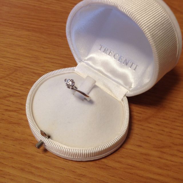 【TRECENTI(トレセンテ)の口コミ】 指輪の希望はプラチナで一つダイヤであること、そして花が好きなので、花…