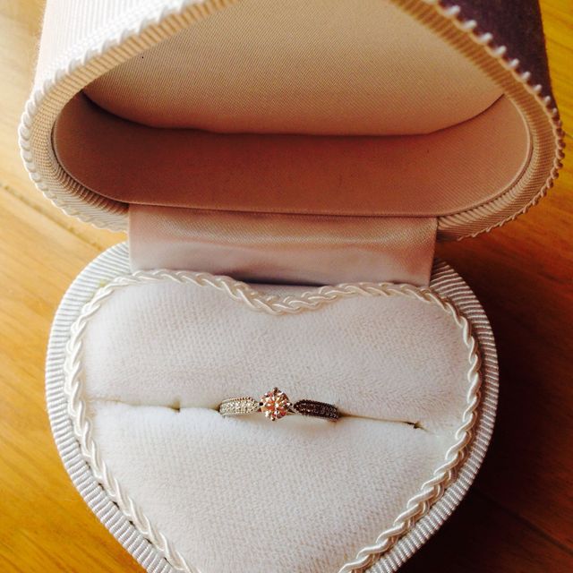 【ミルフローラ(Milluflora)の口コミ】 デザインの美しさにひかれ購入しました。トップのダイヤが大きく、リング…