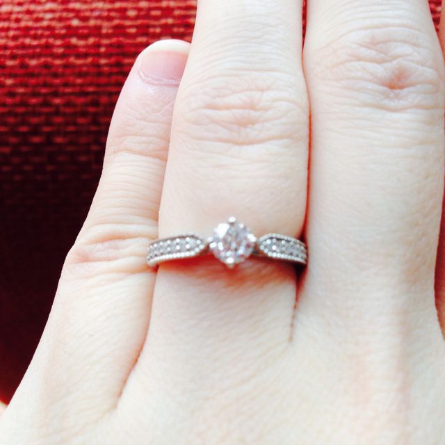 【ミルフローラ(Milluflora)の口コミ】 デザインの美しさにひかれ購入しました。トップのダイヤが大きく、リング…