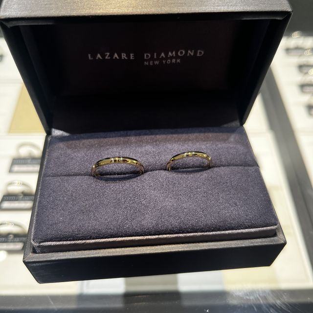 【ラザール ダイヤモンド(LAZARE DIAMOND)の口コミ】 シンプルながらも、上品。指が短い分センターラインが入っており華奢な印…