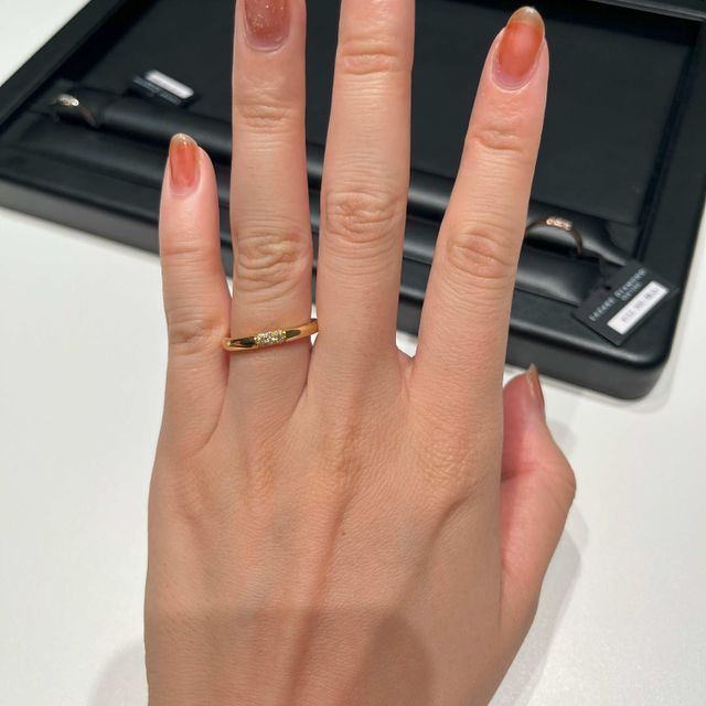 【ラザール ダイヤモンド(LAZARE DIAMOND)の口コミ】 ストレートデザインかつダイヤ付きで、ゴールドのものを探していました。
…