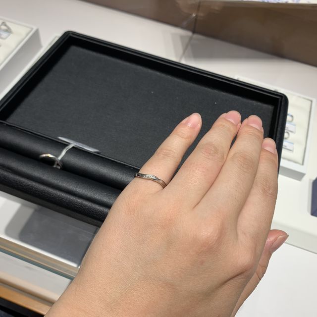 【銀座ダイヤモンドシライシの口コミ】 シンプルな中にエレガントさや華やかさもあり、とても素敵で魅力的な指輪…