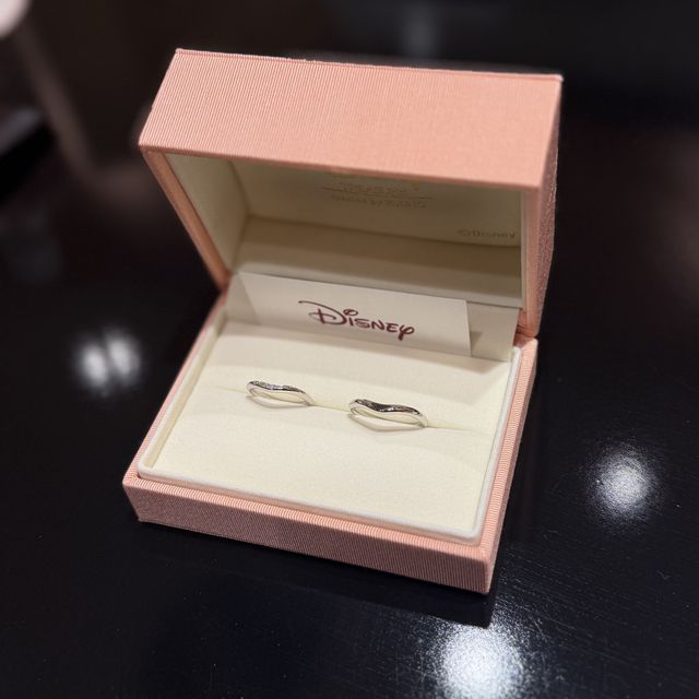 【ケイウノ ブライダル(K.UNO BRIDAL)の口コミ】 メレダイヤの両脇にミッキーとミニーがいて、ディズニー好きにはぴったり…