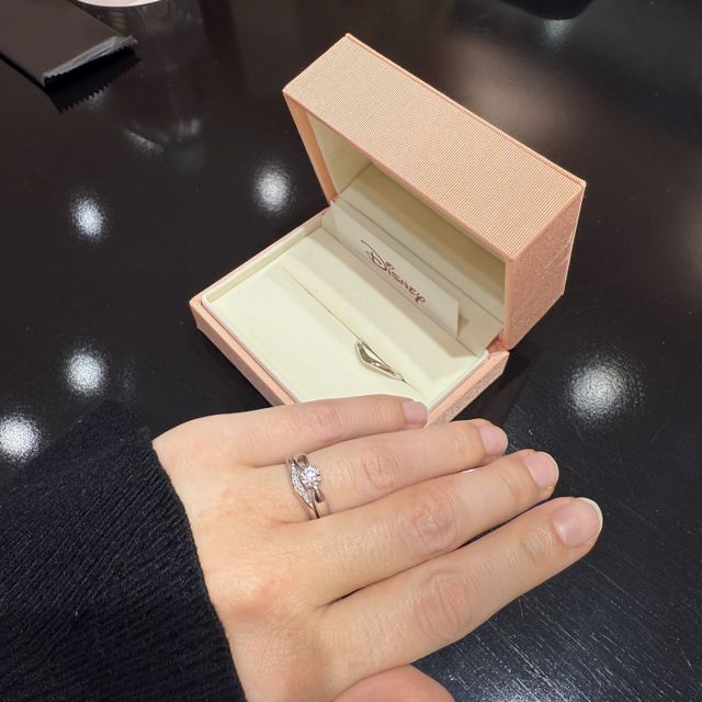 【ケイウノ ブライダル(K.UNO BRIDAL)の口コミ】 メレダイヤの両脇にミッキーとミニーがいて、ディズニー好きにはぴったり…