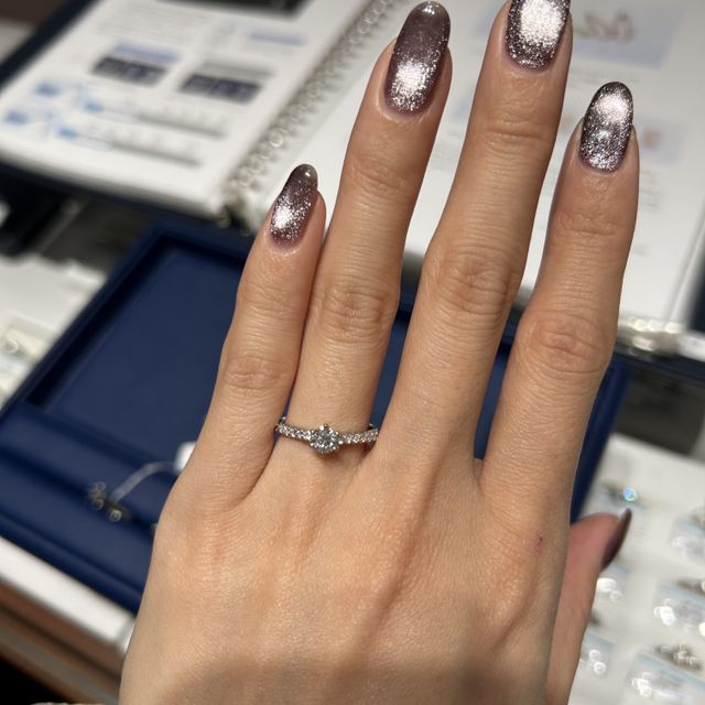 【銀座ダイヤモンドシライシの口コミ】 キラキラな指輪のデザインで探していました。ハーフエタニティでもデザイ…