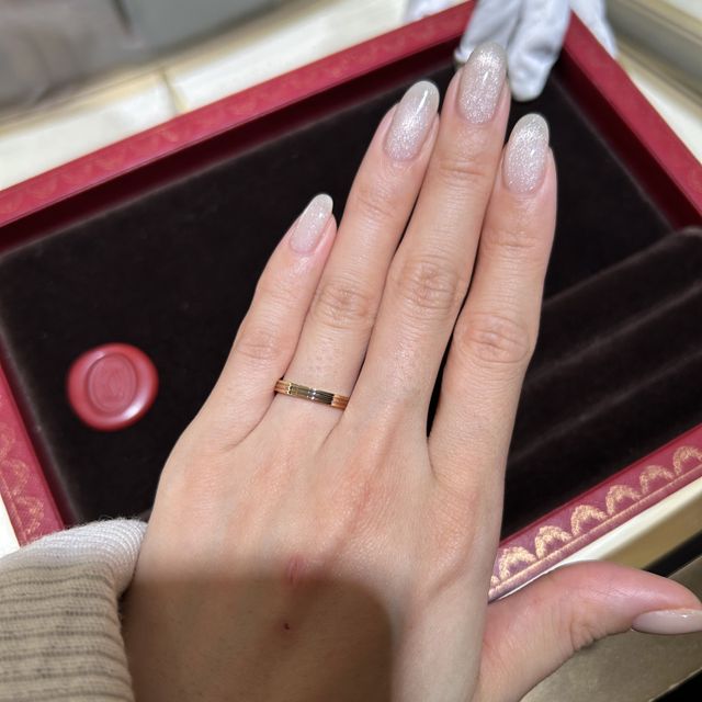 【カルティエ(Cartier)の口コミ】 プラチナ、ストレートだけど動きのあるデザイン(捻りや面取り加工など)で…