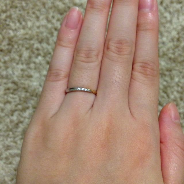 【Sirena Azzurro(セイレーン アズーロ)の口コミ】 リングの形がVの字型になっていたため、これに決めました。

女性用はダイ…