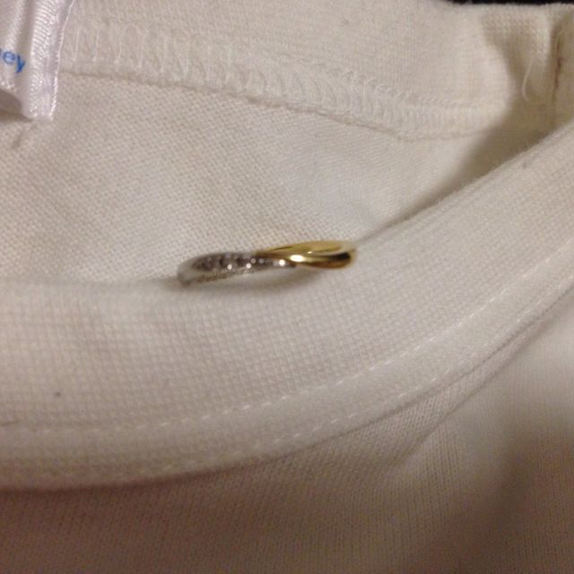 【Sirena Azzurro(セイレーン アズーロ)の口コミ】 リングの形がVの字型になっていたため、これに決めました。

女性用はダイ…