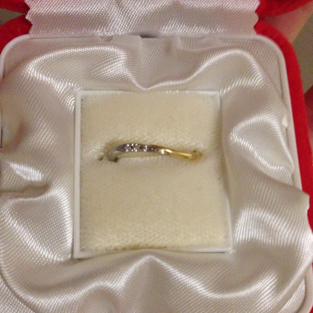 【Sirena Azzurro(セイレーン アズーロ)の口コミ】 リングの形がVの字型になっていたため、これに決めました。

女性用はダイ…