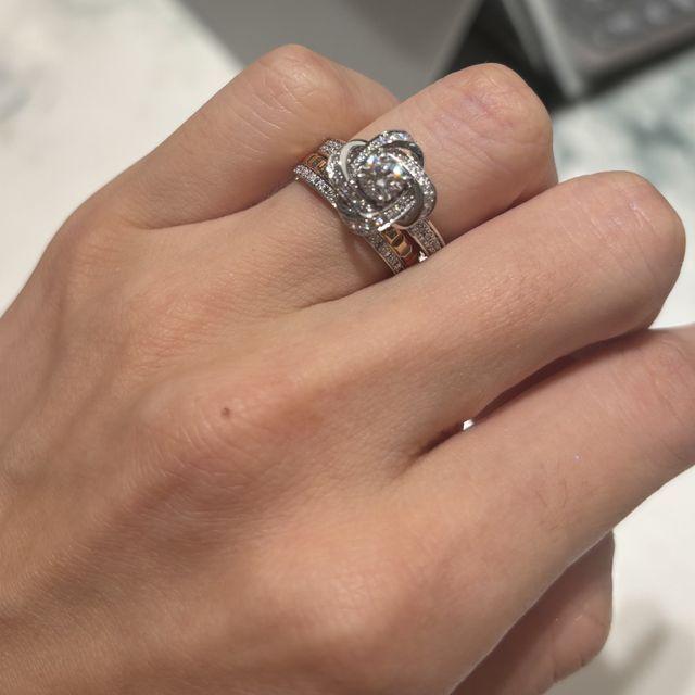 【ブシュロン(BOUCHERON)の口コミ】 お花のデザインがとても可愛い指輪です。真ん中のダイヤの大きさを選ぶこ…