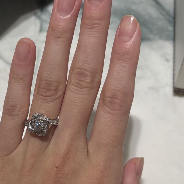 【ブシュロン(BOUCHERON)の口コミ】 お花のデザインがとても可愛い指輪です。真ん中のダイヤの大きさを選ぶこ…