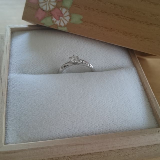 【CAFERING(カフェリング)の口コミ】 試着したときに派手すぎず地味すぎず、ちょうど良いデザインだと感じまし…