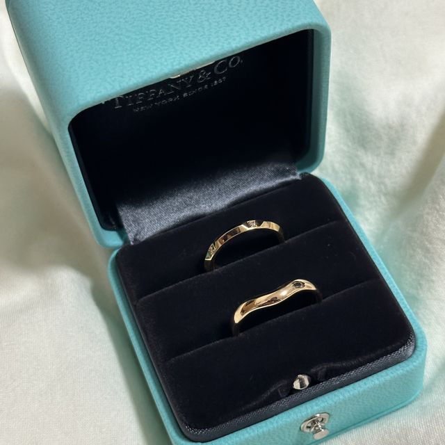 【ティファニー(Tiffany & Co.)の口コミ】 Tiffanyにしか出せないピンクゴールドの色が素敵です。
妻の方の指輪は少…