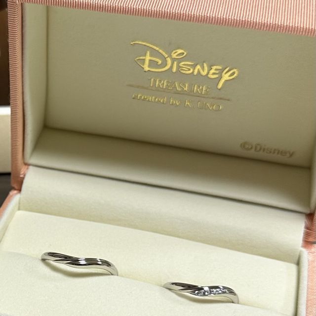 【ケイウノ ブライダル(K.UNO BRIDAL)の口コミ】 デザインがVの字の形になっていて動きがある。ダイヤモンドの流れがとても…