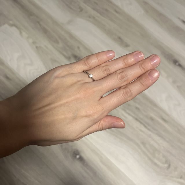 【アイプリモ(I-PRIMO)の口コミ】 指輪の裏に誕生石を入れられるところがポイントです。ダイヤモンドの裏に…