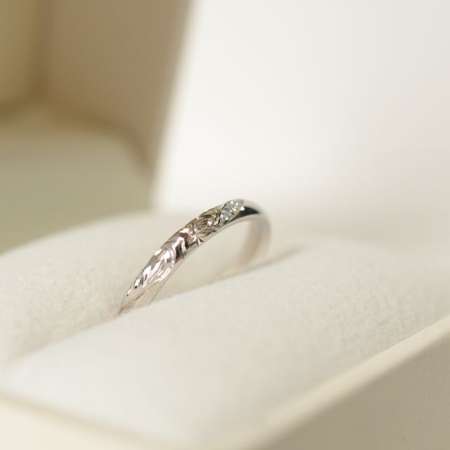 【CRAFY(クラフィ)の口コミ】 合わせやすいプラチナを選び、花と波のハワイアンジュエリーの彫りと、プ…