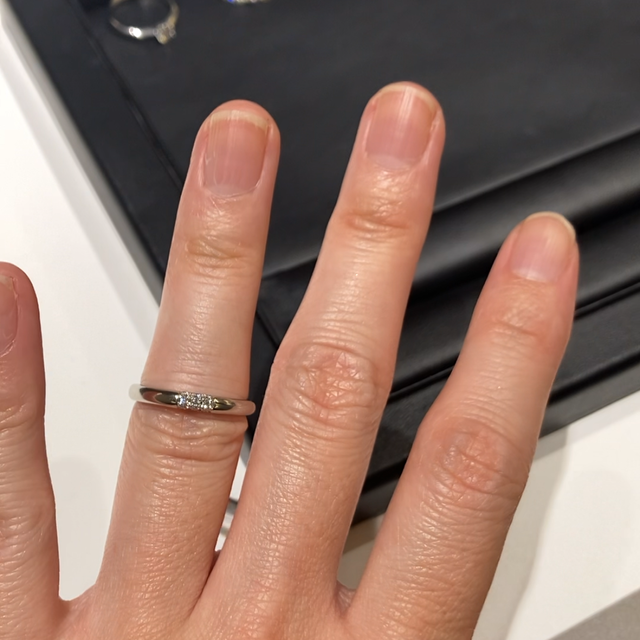 【ラザール ダイヤモンド(LAZARE DIAMOND)の口コミ】 指輪の表面だけでなく、側面にもダイヤが埋め込まれているのがあまり見な…