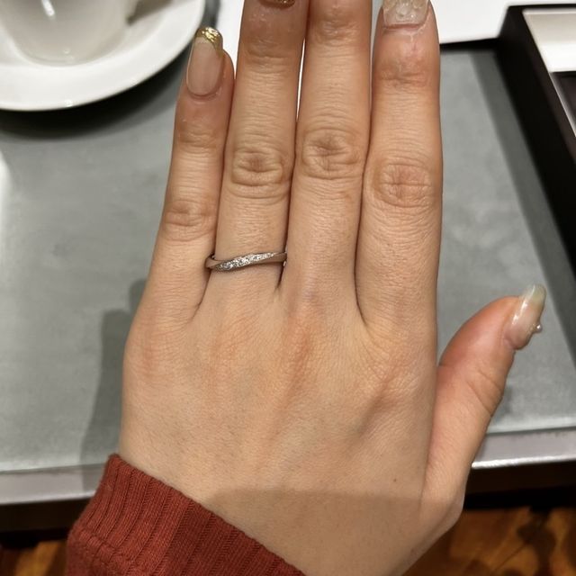 【銀座ダイヤモンドシライシの口コミ】 デザインはストレートの指輪より、ウェーブタイプの指輪が似合うと思った…