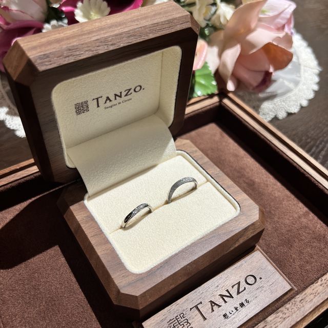 【TANZO.(鍛造指輪)の口コミ】 全てフルオーダーメイドなので、ダイヤの数やカラーダイヤを入れる位置ま…