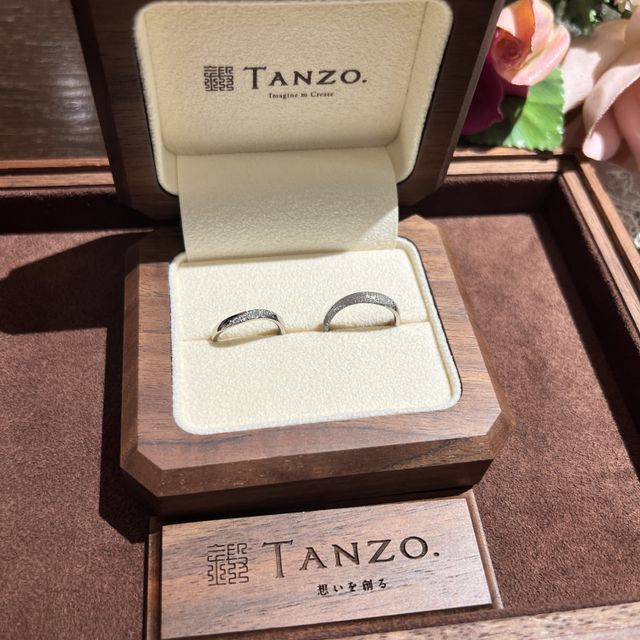 【TANZO.(鍛造指輪)の口コミ】 男性の結婚指輪にありがちな、とてもシンプルなデザインとは異なり、スタ…