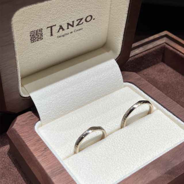 【TANZO.(鍛造指輪)の口コミ】 表面の見える部分の1/3を鏡面、残りを鎚目加工にしたことで、綺麗に反射す…