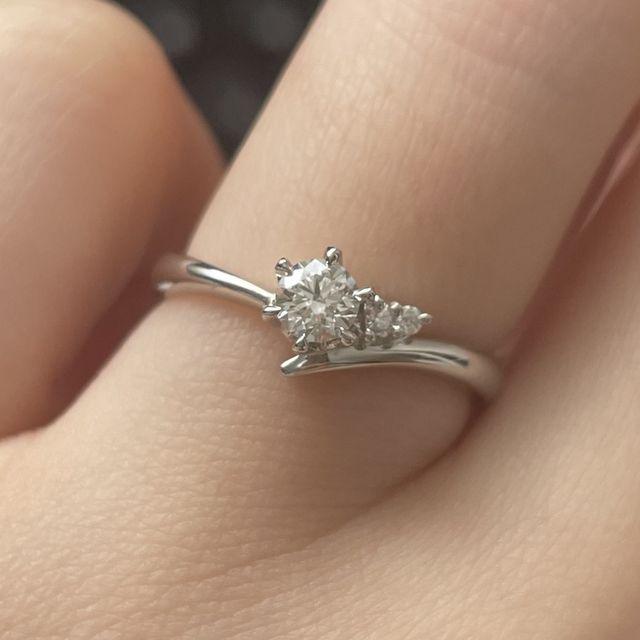 【アイプリモ(I-PRIMO)の口コミ】 1つの大きいダイヤではなく、複数のダイヤが左右非対称にならぶデザインで…