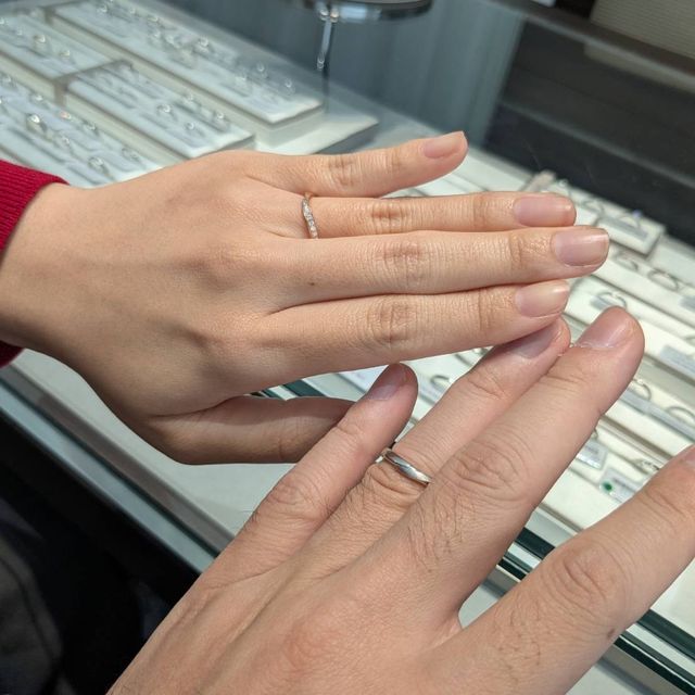 【アイプリモ(I-PRIMO)の口コミ】 S字カーブで指が細く長く見えるます。斜め中央にダイヤモンドがきらきら輝…