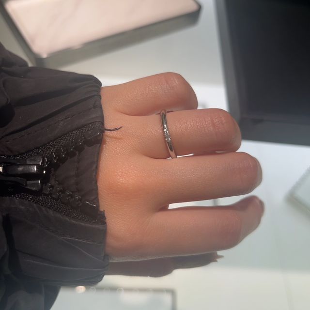 【ティファニー(Tiffany & Co.)の口コミ】 シンプルなので結婚指輪と重ね付けしやすいです。指輪が細いので指が綺麗…