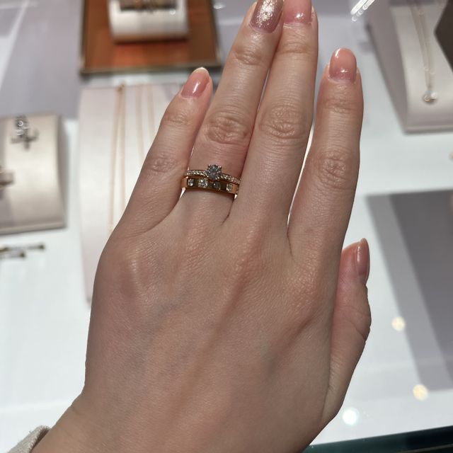 【ブルガリ(BVLGARI)の口コミ】 ゴールドで細すぎないデザイン、5つのダイヤがキラキラしているところが気…