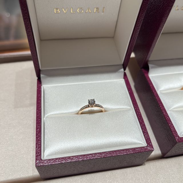【ブルガリ(BVLGARI)の口コミ】 ピンクゴールドにハーフエタニティリング、真ん中に0.3カラットのダイヤが…