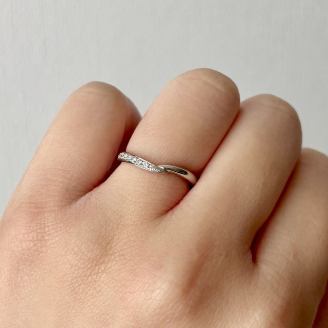 【ケイウノ ブライダル(K.UNO BRIDAL)の口コミ】 他ではあまり見ないデザインではありつつ、指を長く綺麗に見せてくれるデ…