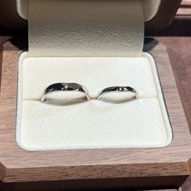 【TANZO.(鍛造指輪)の口コミ】 何よりも世界に一つしかないデザインになった点です。
半分ずつでデザイン…