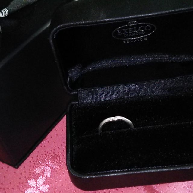 【エクセルコダイヤモンド(EXELCO DIAMOND)の口コミ】 ミル打ちが可愛くて、斜めラインもいい感じに自分の指が細く見える違和感…