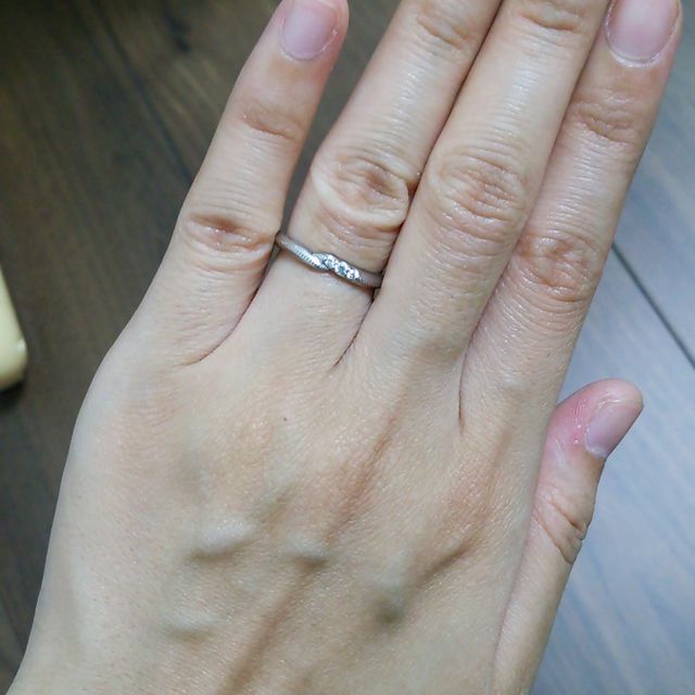 【エクセルコダイヤモンド(EXELCO DIAMOND)の口コミ】 ミル打ちが可愛くて、斜めラインもいい感じに自分の指が細く見える違和感…