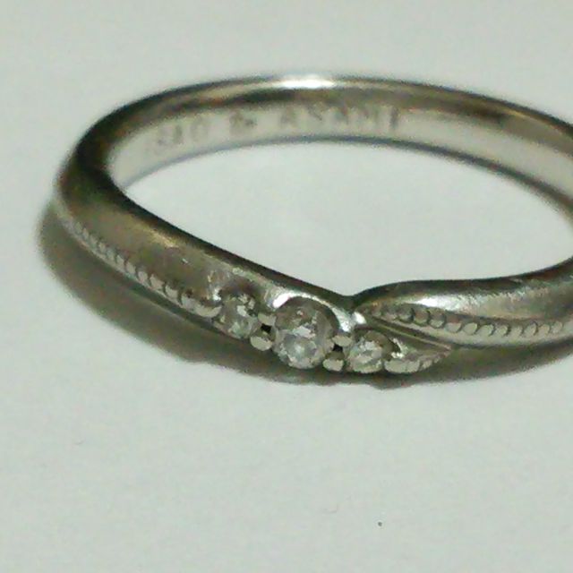 【エクセルコダイヤモンド(EXELCO DIAMOND)の口コミ】 ミル打ちが可愛くて、斜めラインもいい感じに自分の指が細く見える違和感…