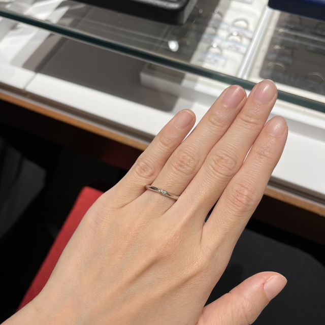 【エクセルコダイヤモンド(EXELCO DIAMOND)の口コミ】 花嫁が持つブーケをモチーフにしたシンプルなデザインです。アイディアル…