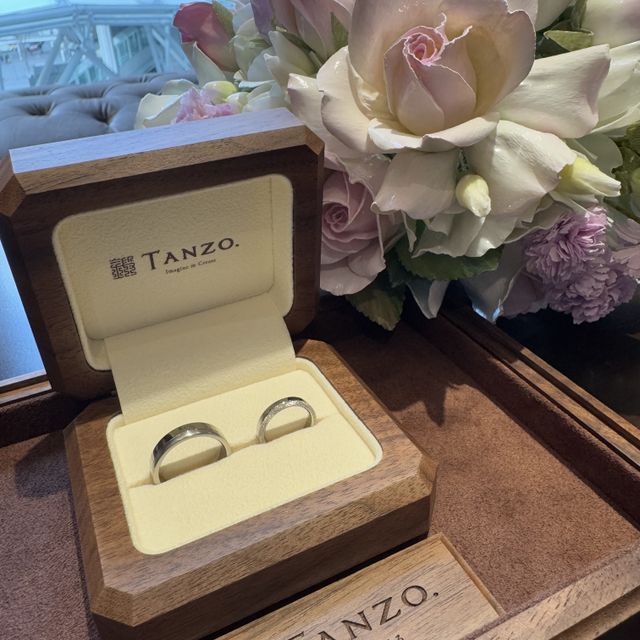 【TANZO.(鍛造指輪)の口コミ】 指輪の表面を鏡面加工とスターダスト加工の両方を取り入れたかったため、…