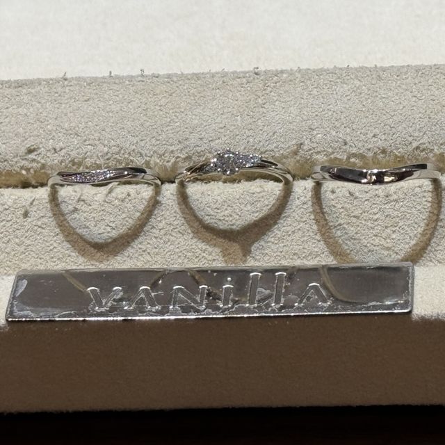 【AMATSU(アマツ)の口コミ】 指輪に対してのテーマ設定
目を引くシンプルなデザイン
他のデザインと最…