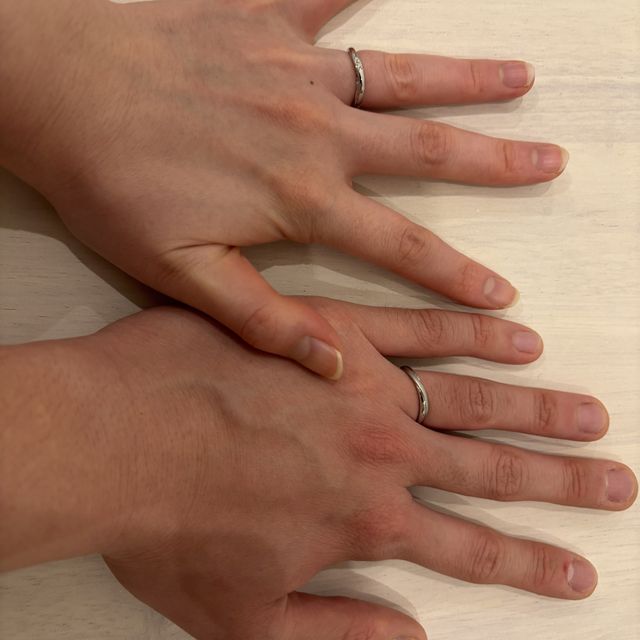 【4℃ BRIDAL(ヨンドシーブライダル)の口コミ】 水の流れを表現したウェーブのデザインに惹かれて選びました。またシルバ…