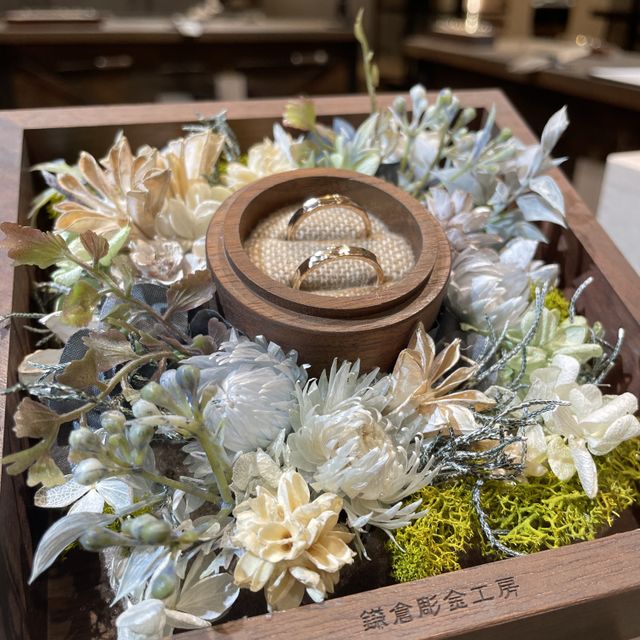 【鎌倉彫金工房の口コミ】 一般的な結婚指輪の幅は2.5mmとのことで2.5mmを選択。着けてみるとちょう…