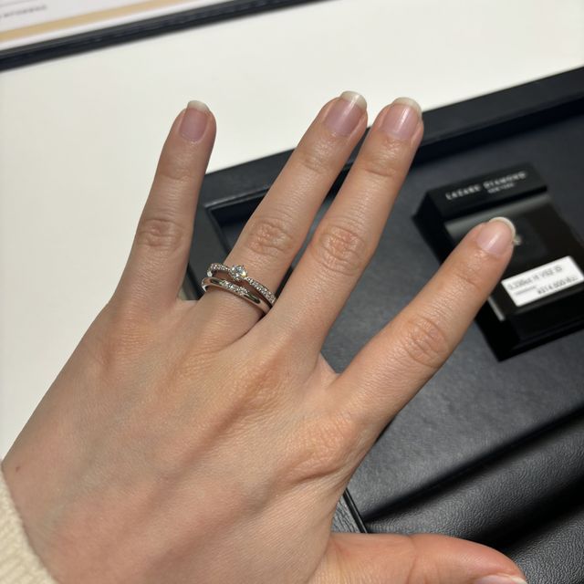 【ラザール ダイヤモンド(LAZARE DIAMOND)の口コミ】 シンプルで派手すぎず、肌馴染みの良いデザインです。婚約指輪と重ね付け…