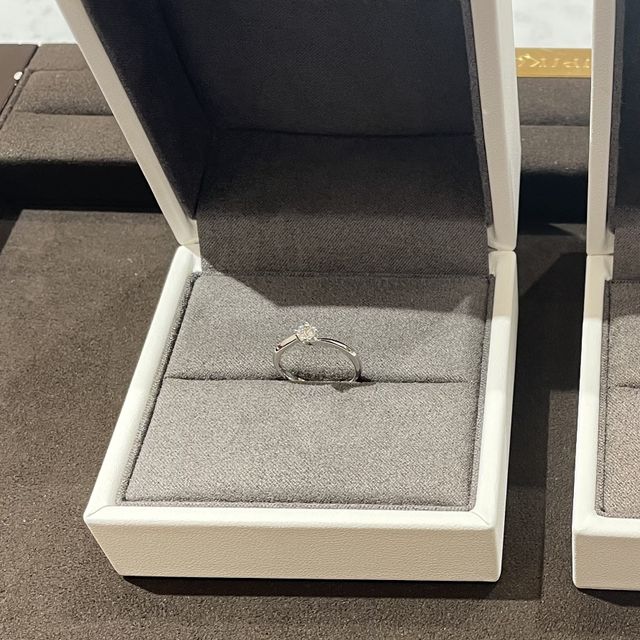 【TOWA(永遠)の口コミ】 ダイヤを包み込むように緩やかなウェーブのあるデザインとなっています。…