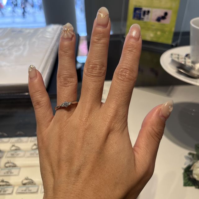 【銀座ダイヤモンドシライシの口コミ】 ブーケロココという名前らしく、花のブーケをイメージした指輪です。立て…