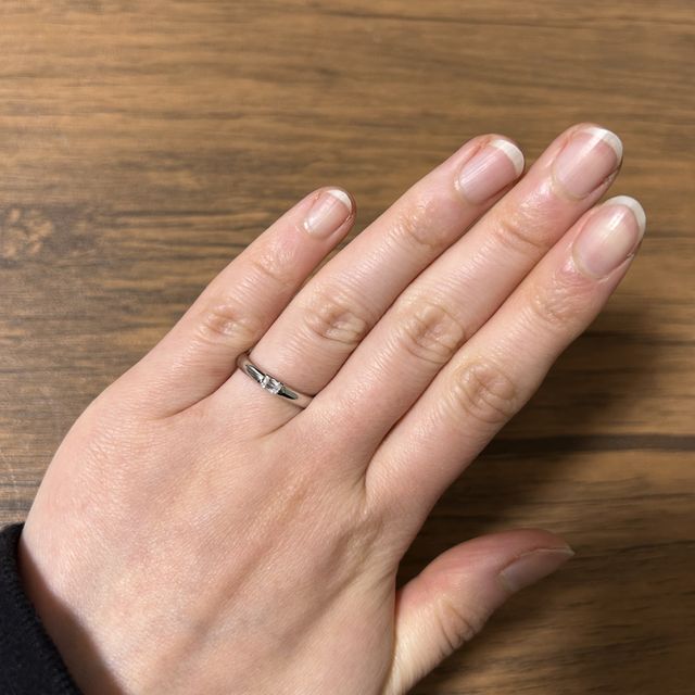【和光ブライダルブティックギンザの口コミ】 アショカカットのダイヤが一石入った結婚指輪です。ダイヤが派手すぎず、…