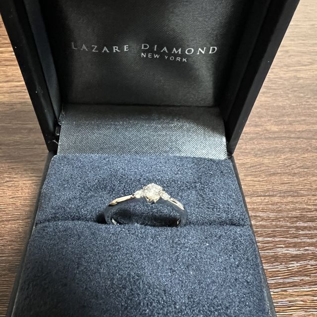 【ラザール ダイヤモンド(LAZARE DIAMOND)の口コミ】 左右にダイヤがついているので、より輝きが増して見えるため好みだった。…