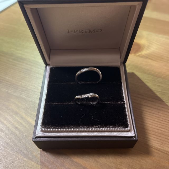 【アイプリモ(I-PRIMO)の口コミ】 ペアと思える似たようなデザインの指輪を探していました。こちらの物はつ…