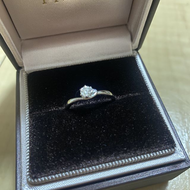 【アイプリモ(I-PRIMO)の口コミ】 シンプルだけど、しっかりとキラキラ輝き可愛い指輪でした。メインのダイ…
