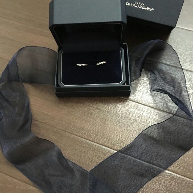 【銀座ダイヤモンドシライシの口コミ】 ウェーブ型なので、指を曲げ伸ばししても関節に当たらず違和感のない着け…