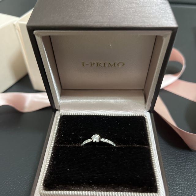 【アイプリモ(I-PRIMO)の口コミ】 デザインは一目惚れです。メインのダイヤだけではなくリング上部の細部ま…
